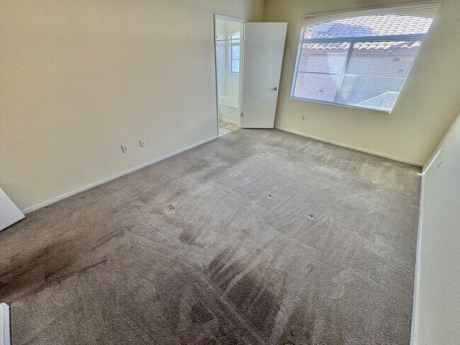 Building Photo - SPACIOUS 2 BEDROOM TOP FLOOR CONDO