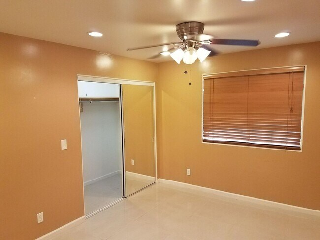Building Photo - Pet Friendly, Ground Level, W/D, Great Location, Private fenced yard!