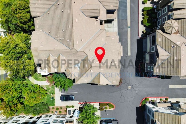Building Photo - Spacious 2 (or 3!) Bed Condo in Gated Community