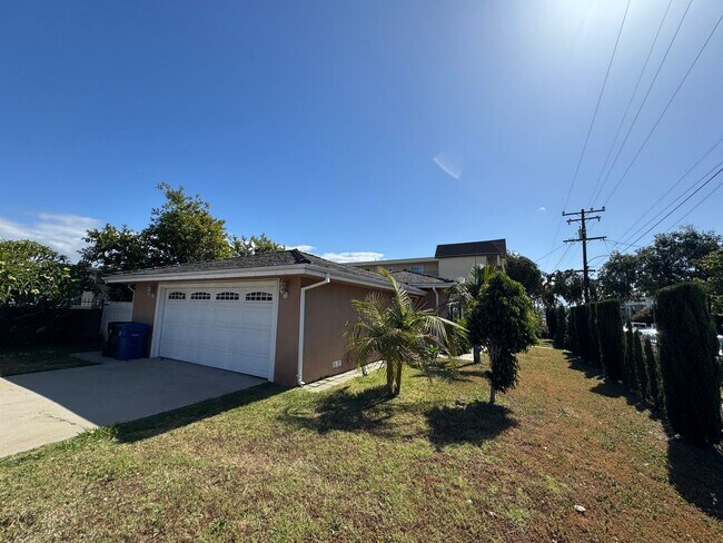 Building Photo - 3Bd 2Ba House in Hawthorne w/backyard 2 car garage