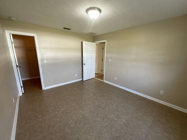 Building Photo - *** NOT AVAILABLE TO SHOW BEFORE MAY 15TH *** Great Location - SE Ocala Home 3/2/2 **Won't Last***