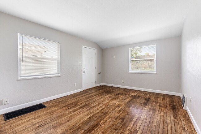 Building Photo - 388 S Powell Ave