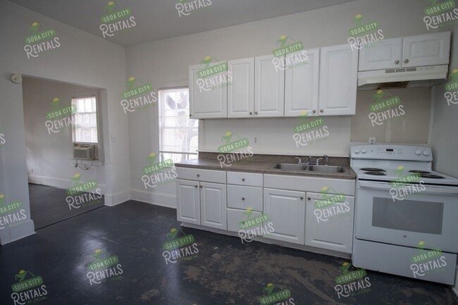 Building Photo - 2 Bedroom, 1 Bathroom Duplex in Downtown C...