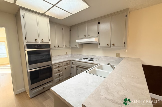 Building Photo - Updated 3 Bedroom, 2 Bathroom in Laurelwood Neighborhood San Mateo