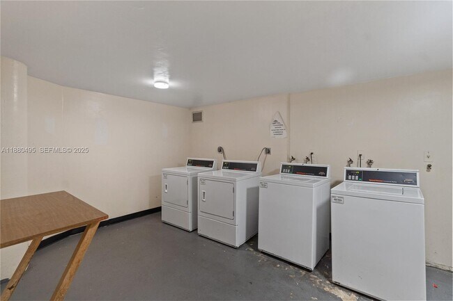 Building Photo - 1351 NE Miami Gardens Dr