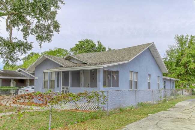 Building Photo - Beautifully Remodeled 3BR Duplex Near Parks, Schools & New Rec Center — Utilities Included. Secti...