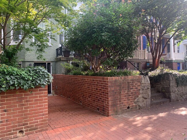 Building Photo - E Street NE 643