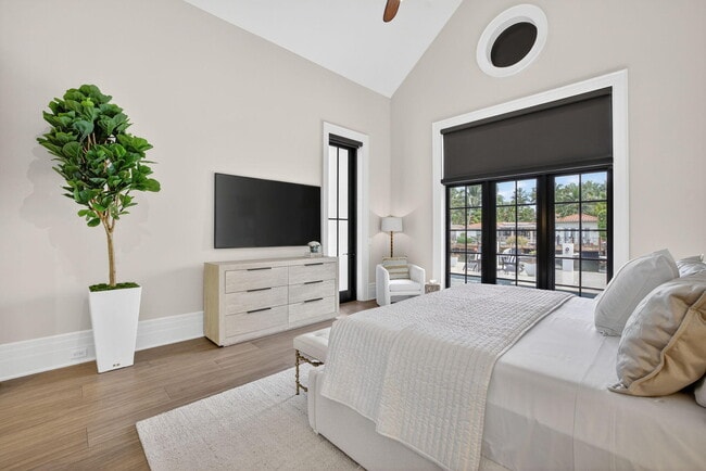 Building Photo - 400 Mola Ave