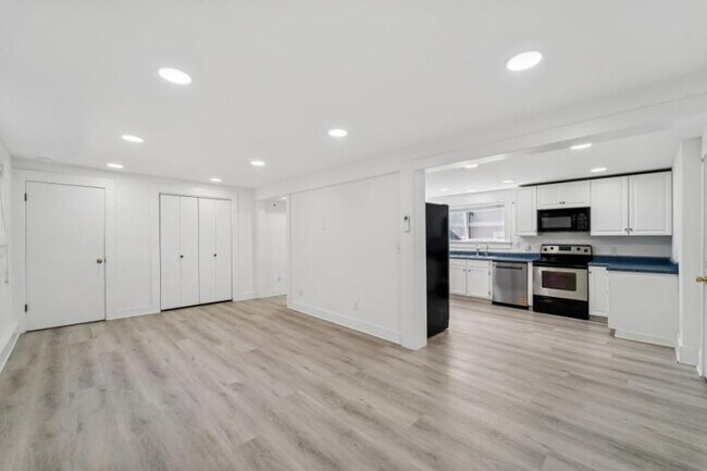 Building Photo - 2 bedroom in Seattle WA 98117