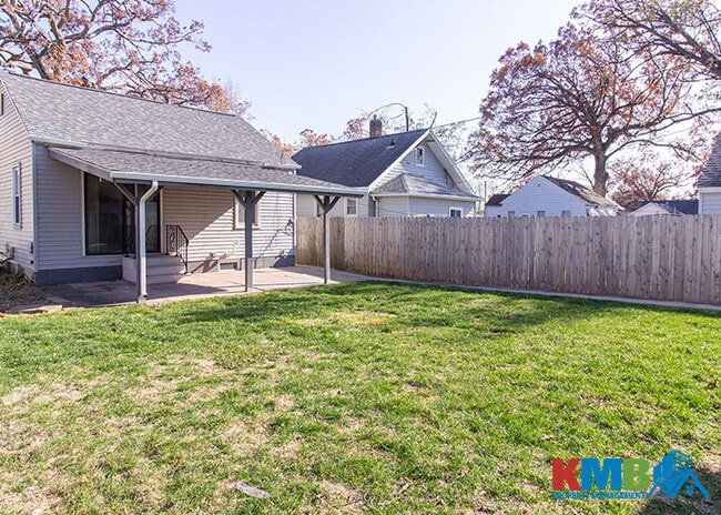 Building Photo - 839 14th St NE