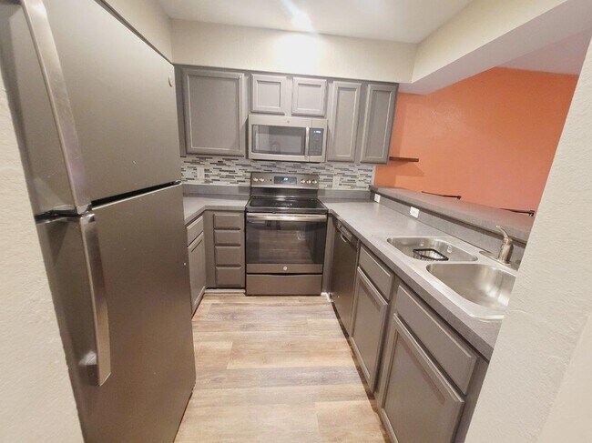 Building Photo - 741 White Dr