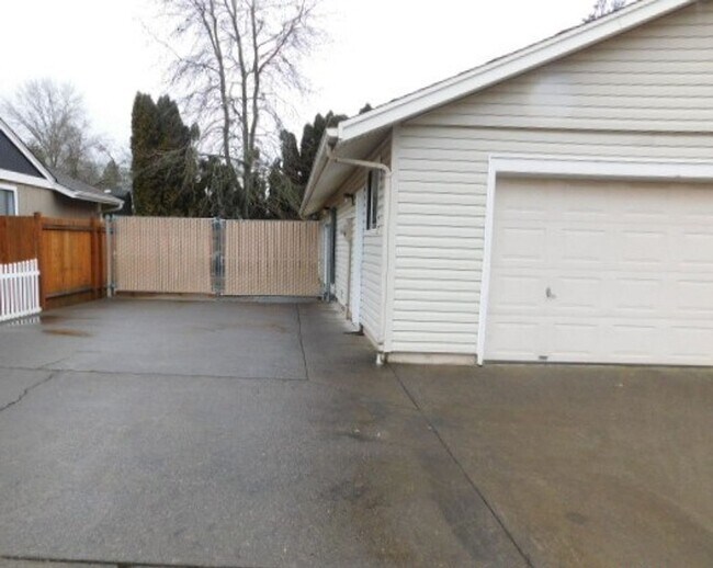 Building Photo - 3Bd/2Ba Single Story House - Available Soon!