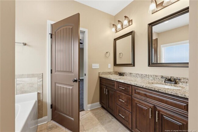 Building Photo - 206 Leland Ln