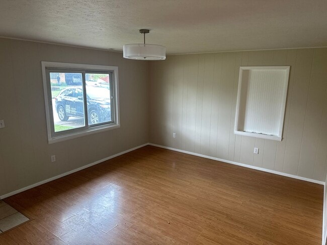 Building Photo - Available June 1st! 4-Bedroom, 1-Full Bath...