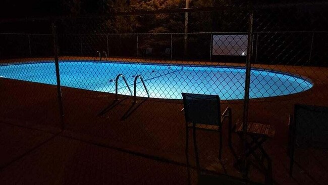 Building Photo - 607 Tamarack Dr W