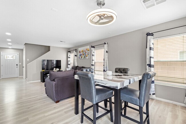 Building Photo - Cozy Furnished 3bed 3bath l Near Southern Highlands