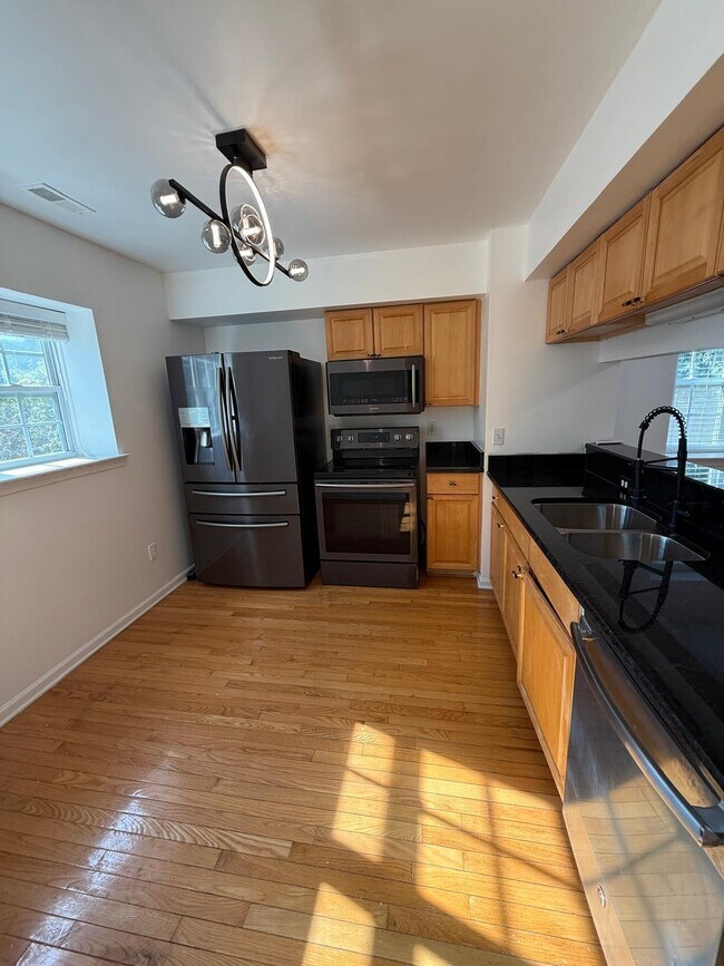 Building Photo - 1372 Village Dr