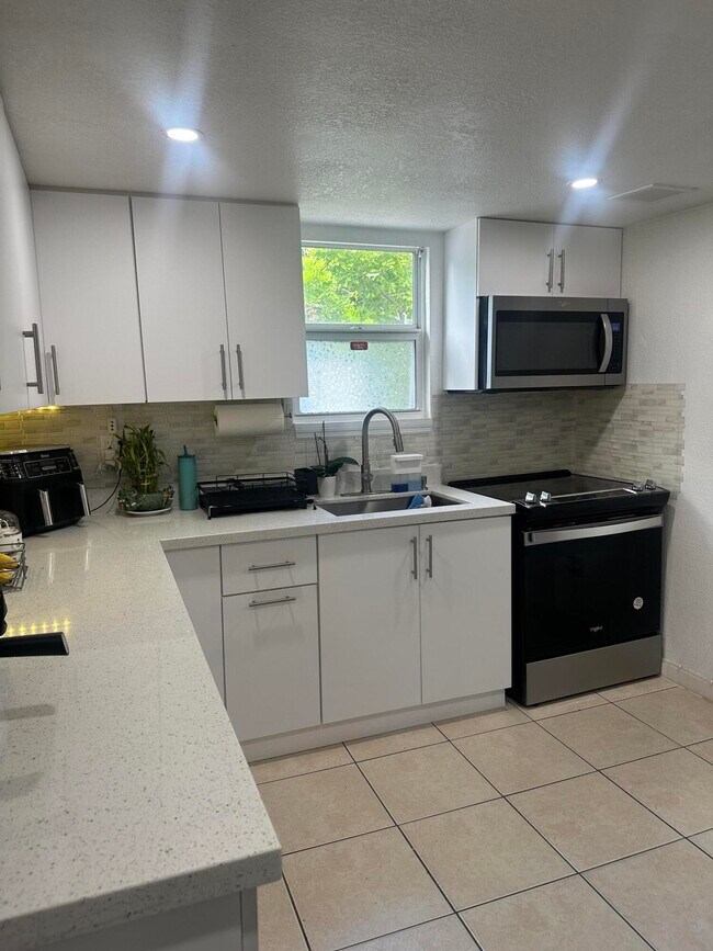 Building Photo - 626 S Pine St