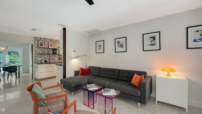 Building Photo - Museum's Area Home