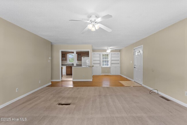 Building Photo - 404 Dogwood Ln