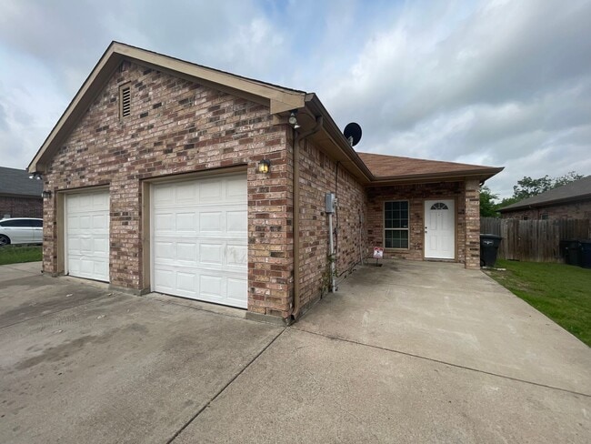 Building Photo - 7516-7518 Novella Dr