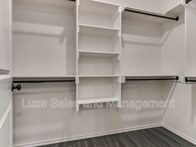 Building Photo - 10908 Oak Holw Ln