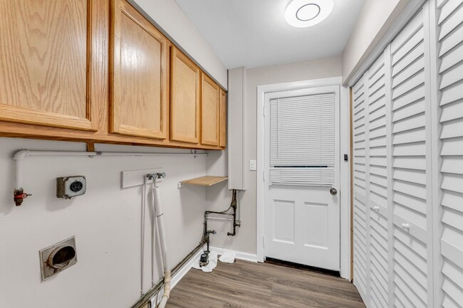 Building Photo - 6775 Middlebrook Blvd