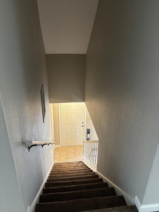 Building Photo - 4 Bedroom Home Within Minutes from NEA Hospital