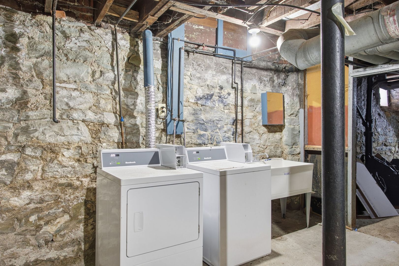 Building Photo - 141 Oneida St