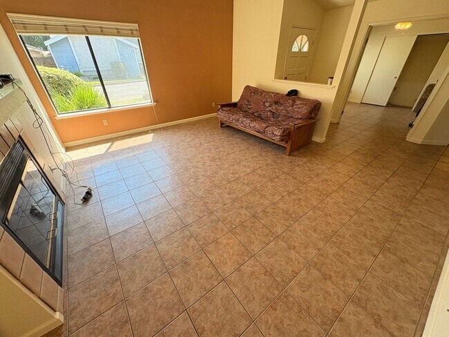 Building Photo - Cozy 3 bedroom, 2 bathroom home in Northeast Visalia