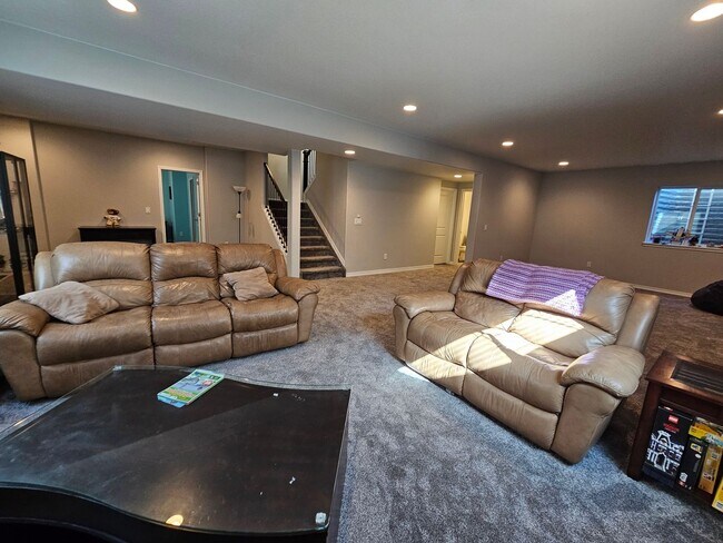 Building Photo - Beautiful 5-bedroom, 5-bathroom home in the desirable Banning Lewis Ranch community!
