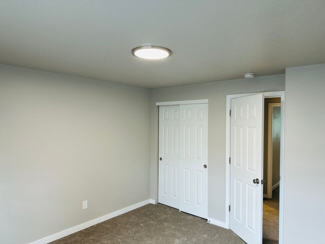 Building Photo - 710 SE 135th Ct