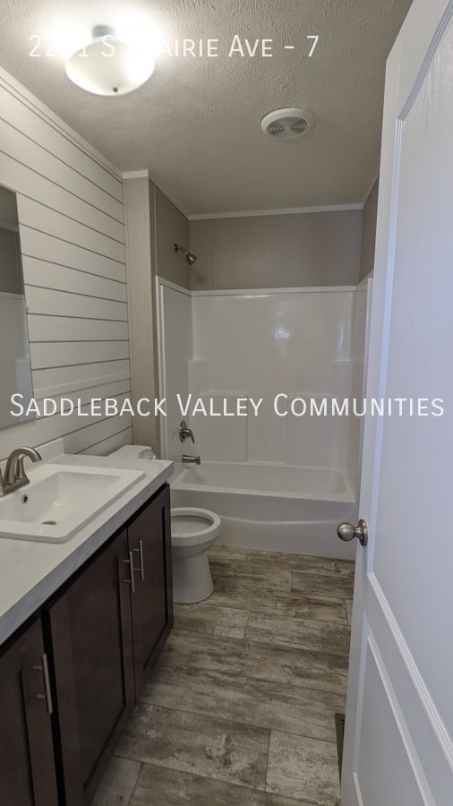 Building Photo - 2221 S Prairie Ave