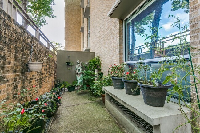 Building Photo - FANTASTIC 2-BEDROOM KING WILLIAM CONDOMINIUM