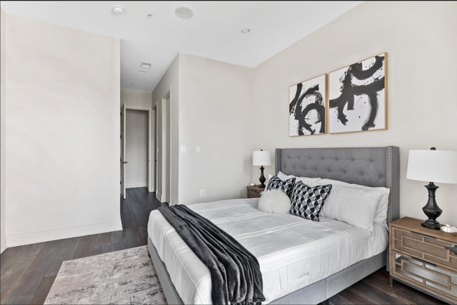 Building Photo - Beautiful 2 bed 2 bath plus den- Parking!!...