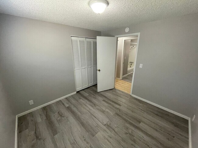 Building Photo - Hard to find 3 bedroom 2, bathroom.