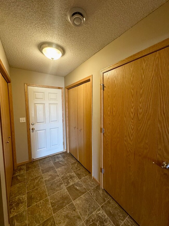 Building Photo - Townhome SW Rochester Mn 2 bedroom 2 bath ...