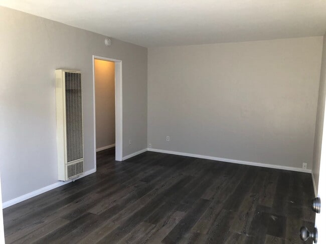 Building Photo - Available March 1st--3 bedroom 1 bath apartment walking distance to USD campus