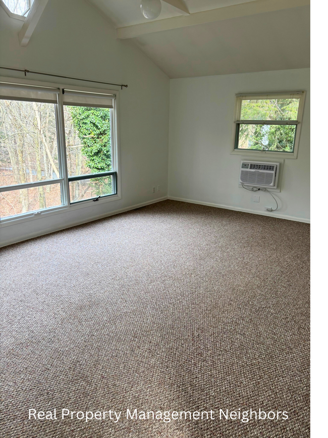 Building Photo - Beautiful 2 Bedroom, 1 Bath Unit in NW Gra...