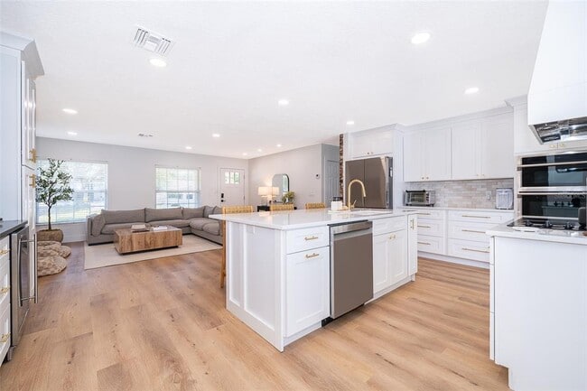 Building Photo - 2426 Whitehall Cir
