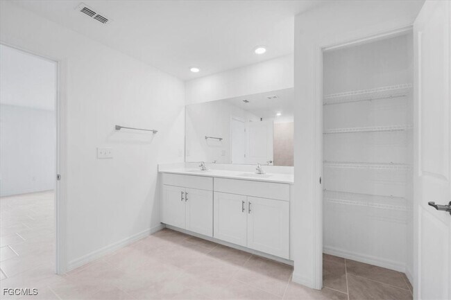 Building Photo - 4138 E Gator Cir