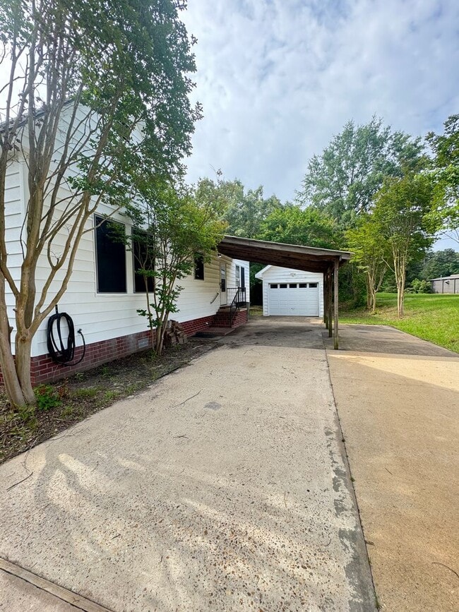Building Photo - Spacious Home close to LA Tech