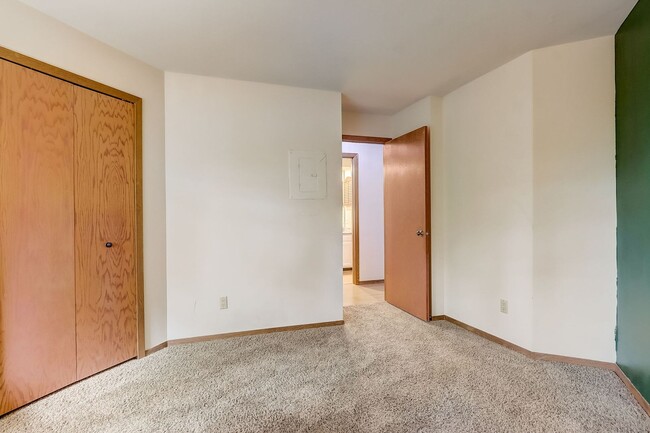 Building Photo - 2-Bedroom Condo Near Campus & UW Hospital ...