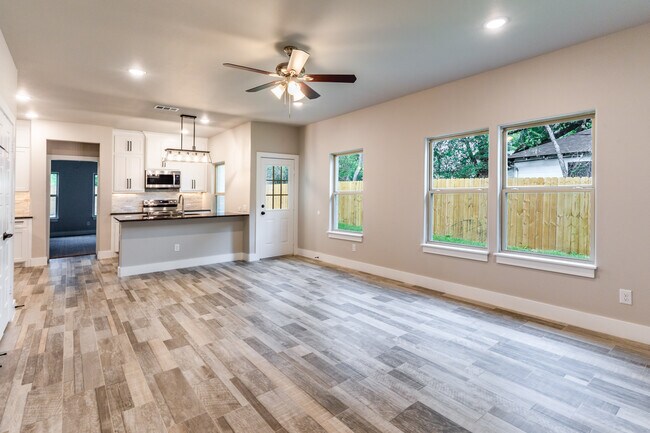 Building Photo - 310 Ditto Ave