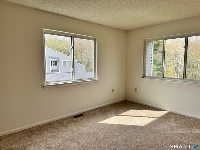 Building Photo - 11 Hilltop Dr