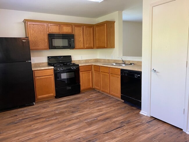 Building Photo - 4 Bedroom in Thaxton Place