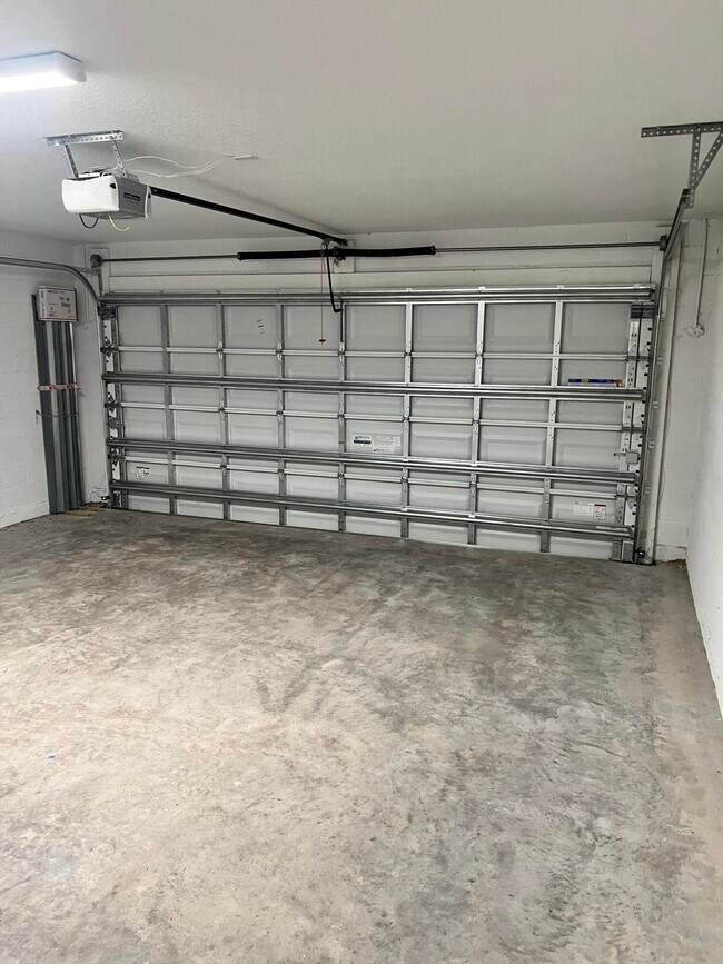 Building Photo - 5951 NW Baynard Dr