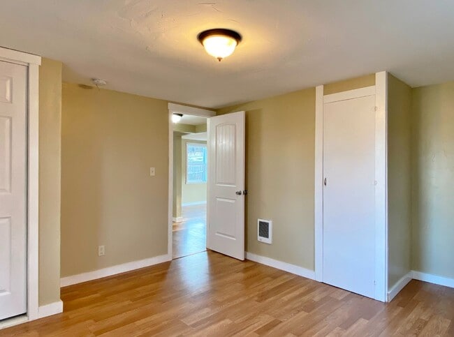 Building Photo - Updated 2 Bedroom
