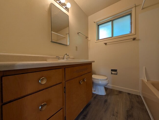 Building Photo - 2-Bedroom, 1-Bath Duplex In The Friendly Street Area In Eugene!