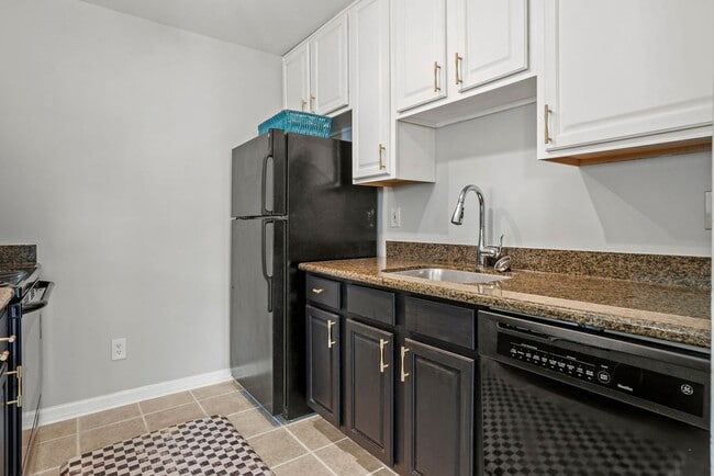 Building Photo - 3178 Summit Square Dr